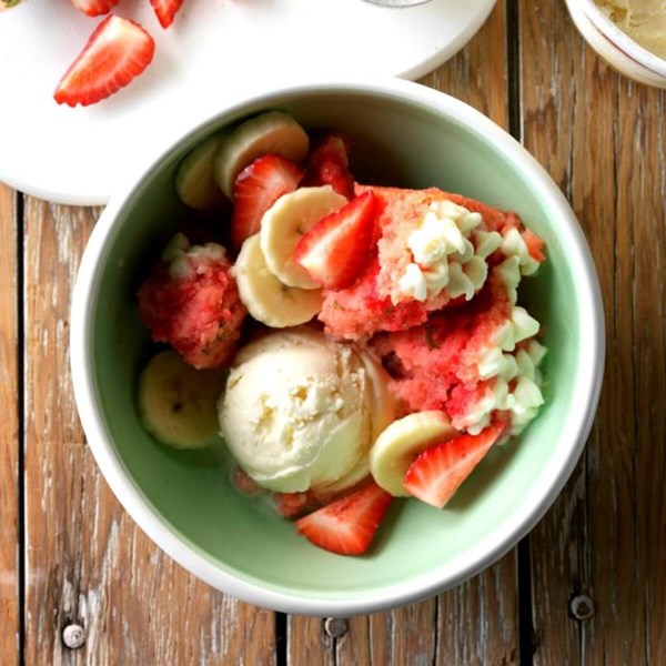 Strawberry-banana pudding cake 