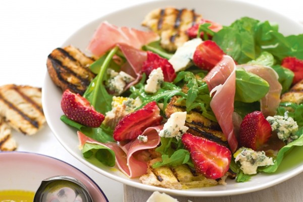 Strawberry, blue cheese & rocket salad