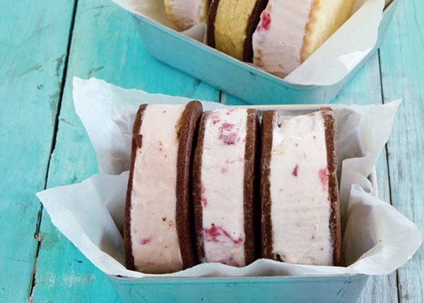 Strawberry buttermilk ice cream