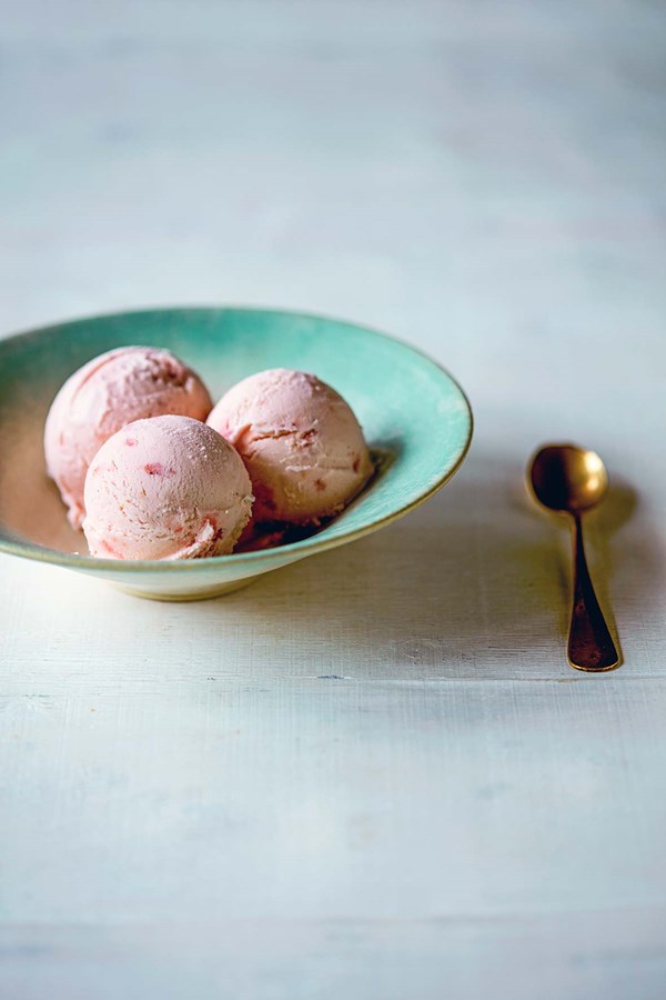 Strawberry buttermilk ice cream