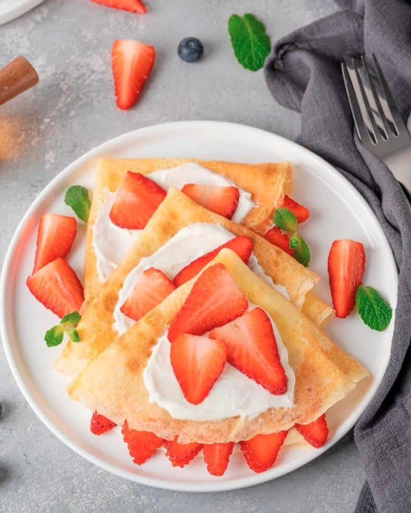 Strawberry-caramel crêpes with mascarpone cream