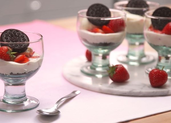 Strawberry cheesecake Oreo parfait pots