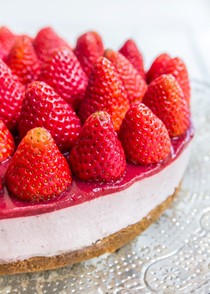 Strawberry cheesecake with speculoos crust