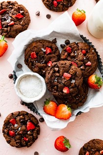 Strawberry chocolate cookies