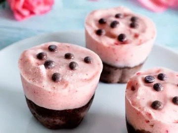 Strawberry-chocolate ice cream cupcakes 