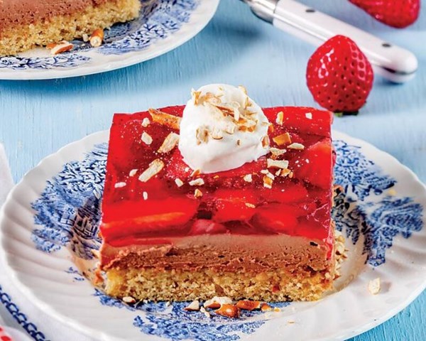 Strawberry-chocolate pretzel salad cake