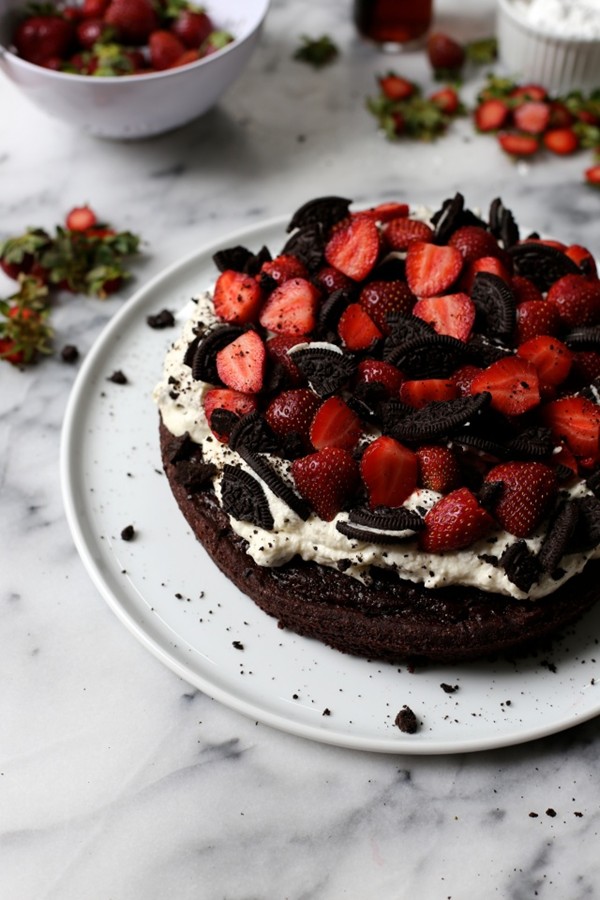 Strawberry cookies and cream cake
