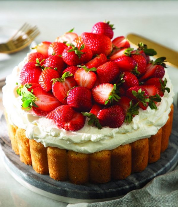 Strawberry cream cake [whipped mascarpone topping]