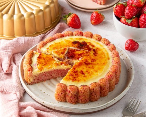 Strawberry crème brûlée cake