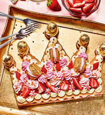 Strawberry crown cake