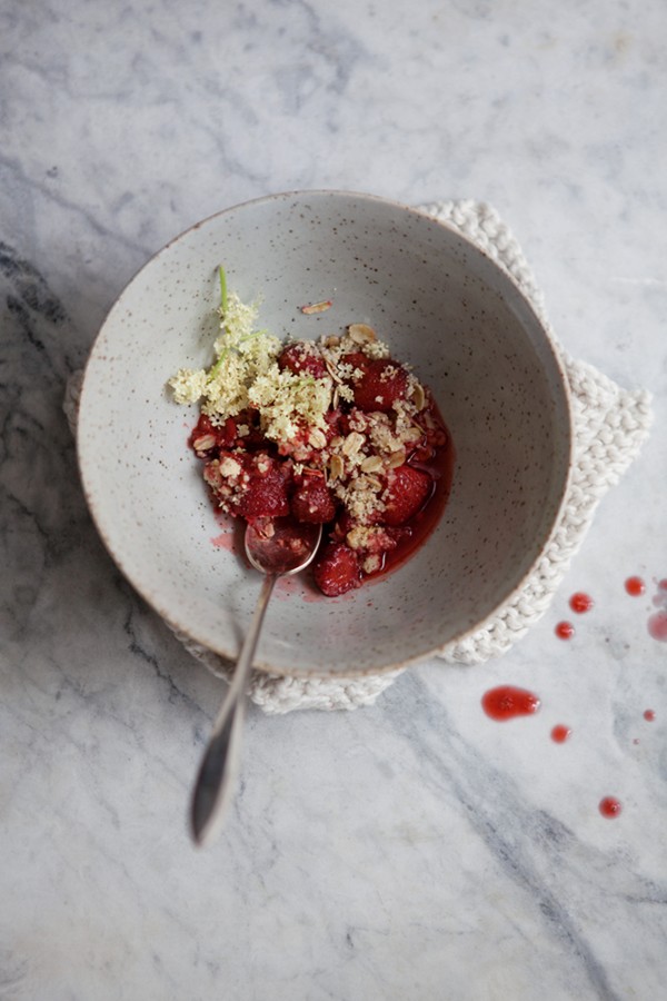 Strawberry crumble with oats, hazelnuts and elderflower