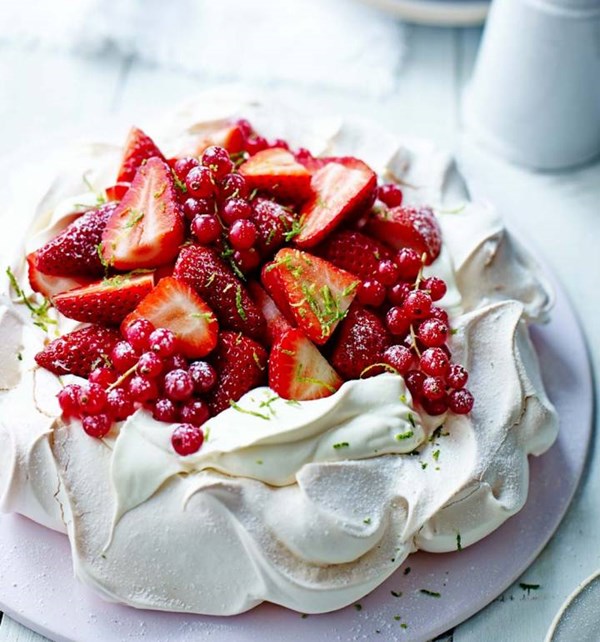 Strawberry daiquiri Pavlova