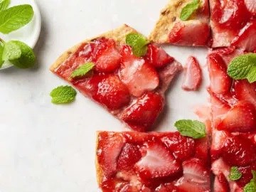 Strawberry dessert pizza