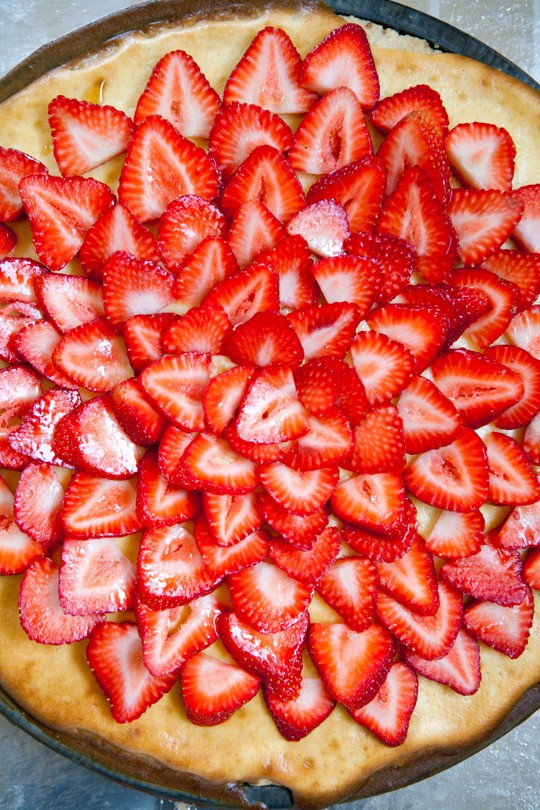 Strawberry dessert pizza