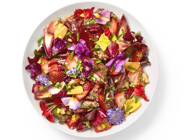 Strawberry-endive salad with edible flowers 