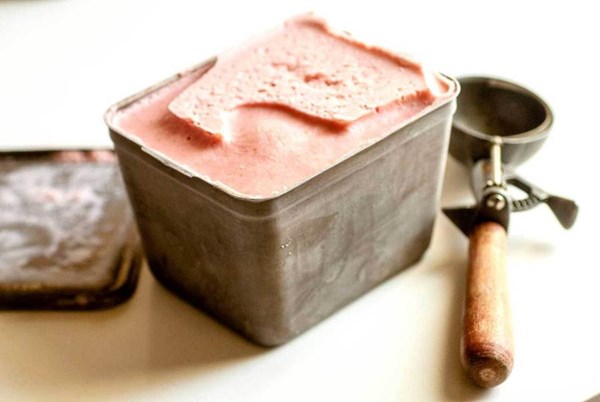Strawberry frozen yogurt