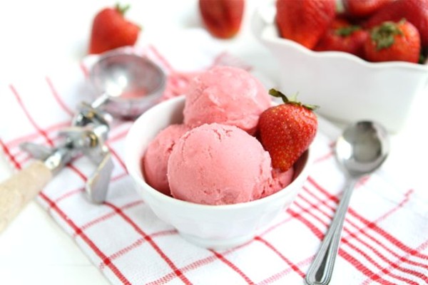 Strawberry frozen yogurt