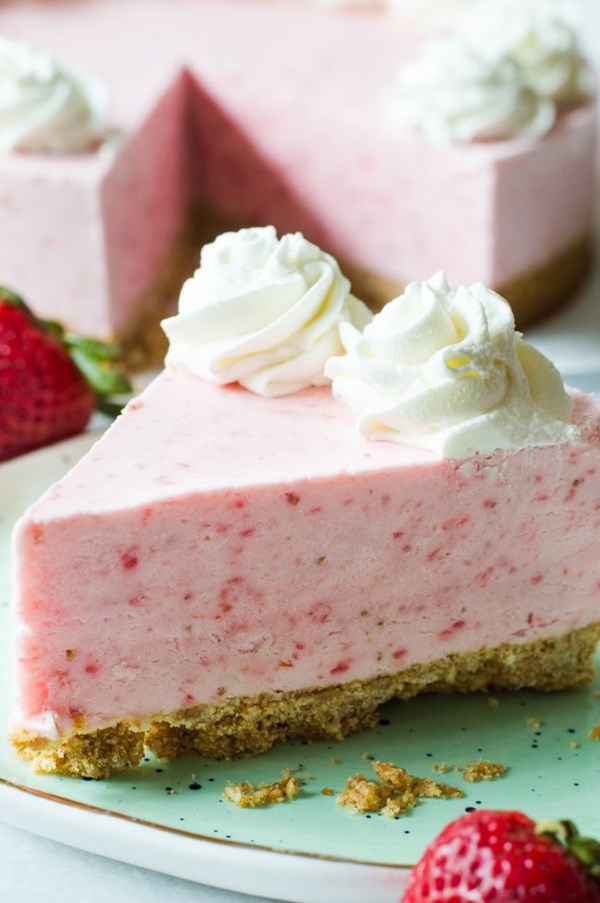 Strawberry frozen yogurt pie
