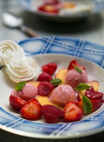 Strawberry frozen yogurt with summer fruits and Italian meringues