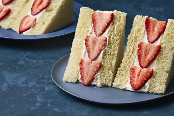 Strawberry fruit sandwich [Leina Horii]