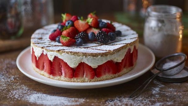 Strawberry gateau with homemade candyfloss