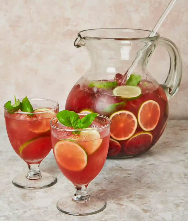 Strawberry, hibiscus and pepper spritz