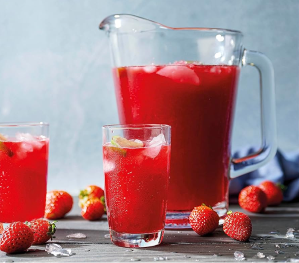 Strawberry hibiscus water (Aqua fresca de hibisco con fresas)