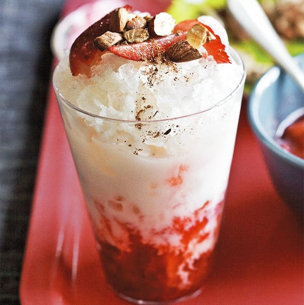 Strawberry-horchata shaved ice (Raspado de horchata con fresas)