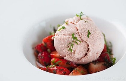 Strawberry ice cream with marinated strawberries and pouring cream