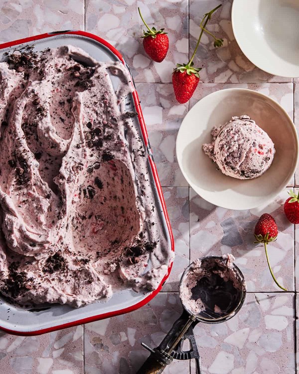 Strawberry ice cream with Oreos
