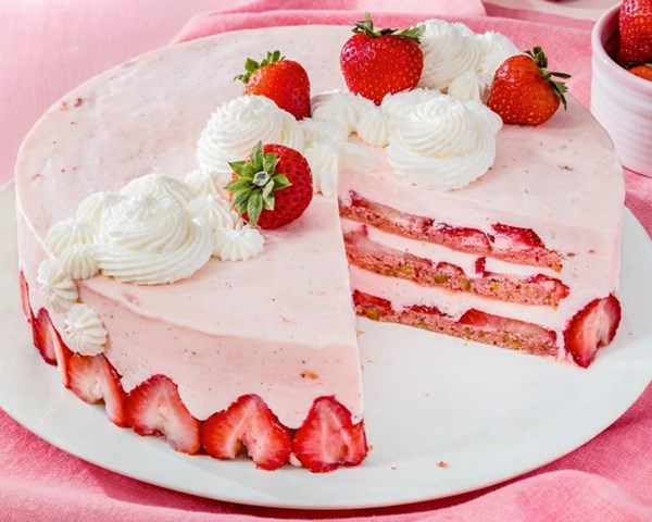 Strawberry icebox cake