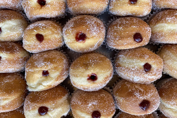 Strawberry jam–filled donuts (Donas rellenas de mermelada de fresa)