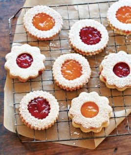 Strawberry jam sandwich cookies