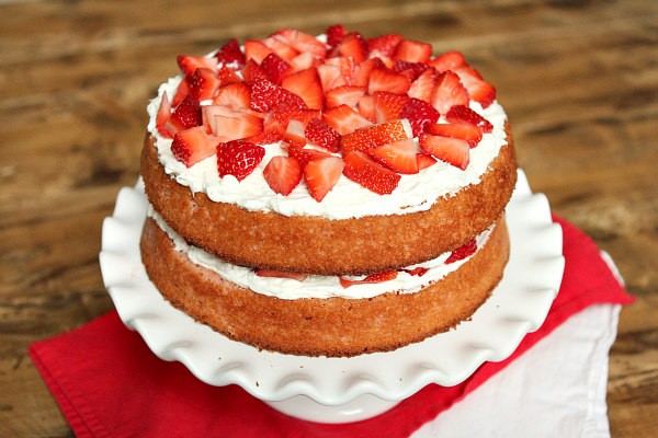 Strawberry layer cake with cheesecake frosting