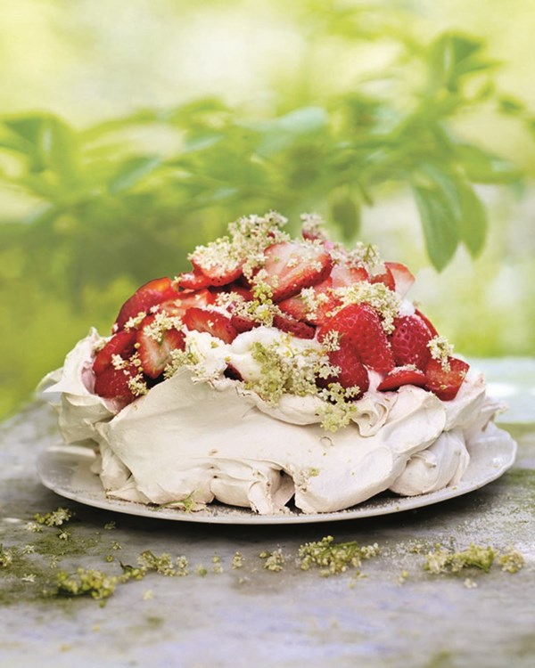 Strawberry, lemon and elderflower meringue 