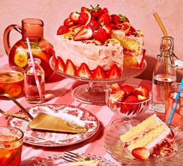 Strawberry lemonade cake