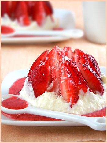 Strawberry love dessert and its coconut cream (Un amour de fraises et sa crème à la noix de coco)