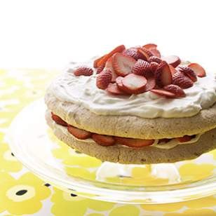 Strawberry meringue cake