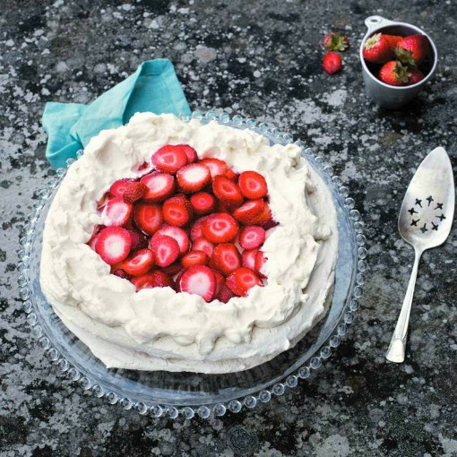 Strawberry meringue cake (Mansikkakakku)