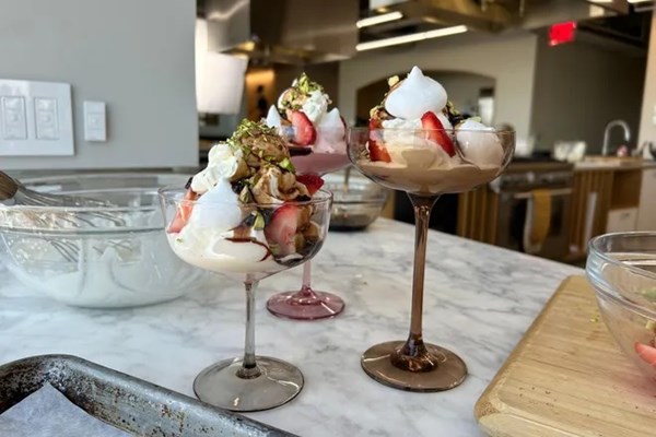 Strawberry meringue sundae