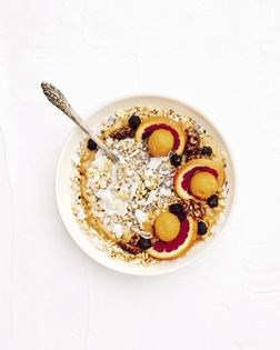 Strawberry-mint breakfast pudding with vanilla cashew cream