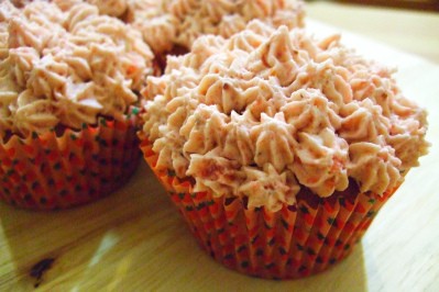 Strawberry mousse cinnamon cupcakes