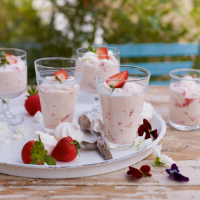 Strawberry mousse pots with mini meringues