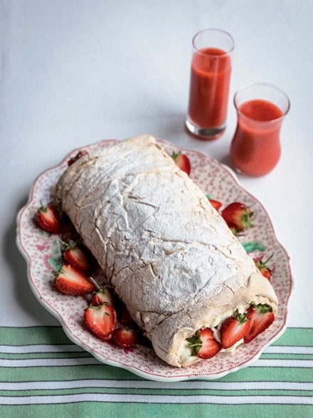 Strawberry Pavlova roulade