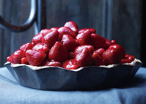 Strawberry pie with chamomile & currant glaze