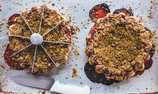 Strawberry–pistachio crumble pie