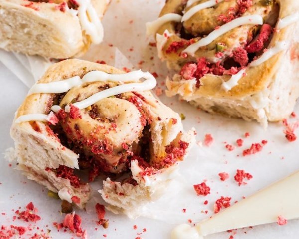 Strawberry-pistachio sweet buns [cream cheese glaze]