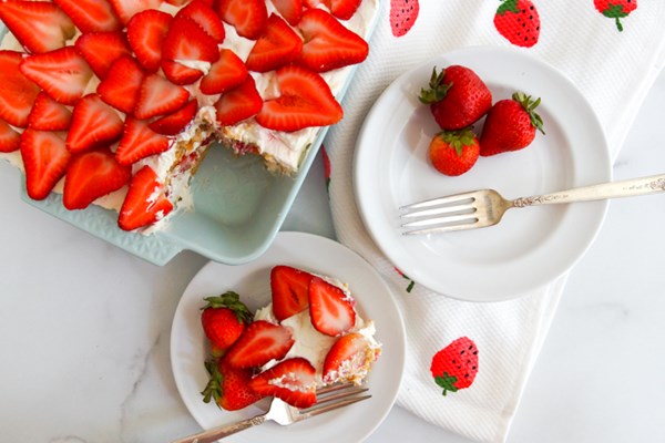 Strawberry refrigerator cake