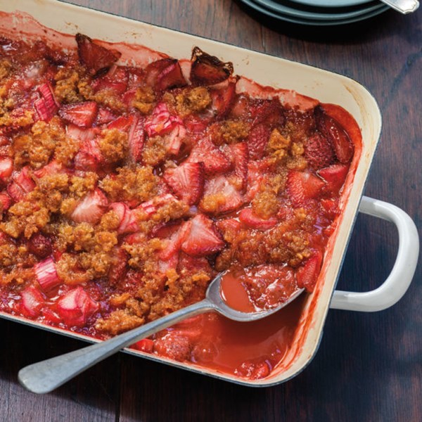 Strawberry-rhubarb brown betty 