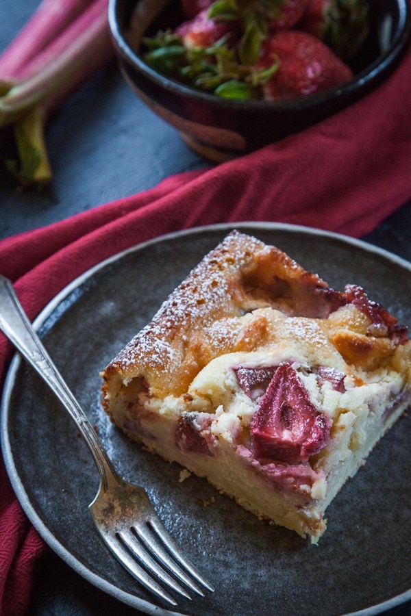 Strawberry rhubarb buckle with cheesecake topping